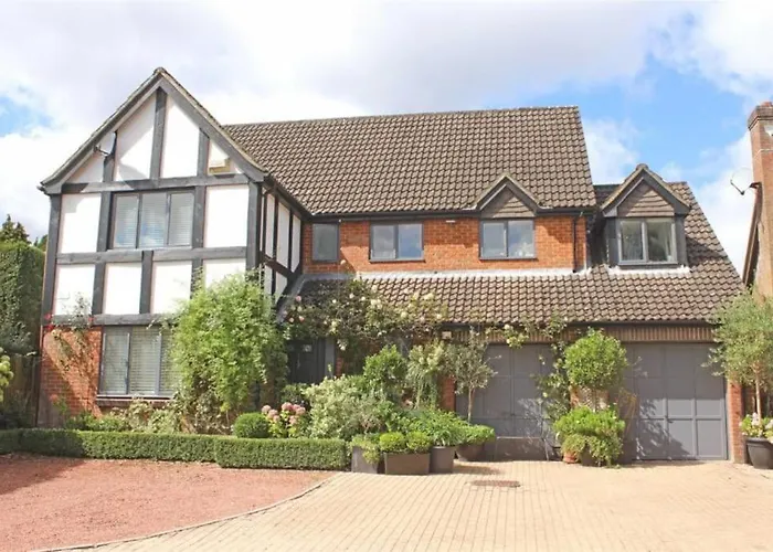 Large & Spacious 5 Bedroom, 3.5 Bathroom House