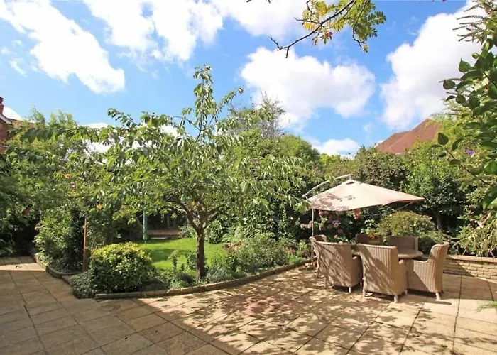 Large & Spacious 5 Bedroom, 3.5 Bathroom House