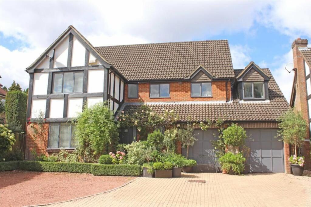 Large & Spacious 5 Bedroom, 3.5 Bathroom House Southampton